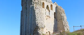 Tour de Broue con vista al mar