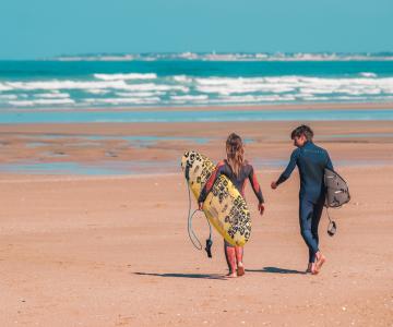 Surfer la vague sur une des nombreuses plages de l'île d'Oléron