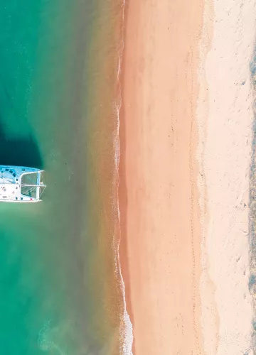 Katamaran voor Anker in de buurt van Boyardville