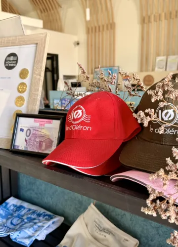 La tienda de recuerdos situada junto a la oficina de turismo de la isla de Oléron y en la dársena de Marennes