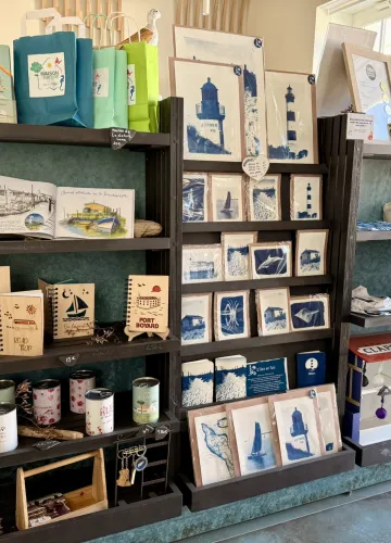 La tienda de recuerdos situada junto a la oficina de turismo de la isla de Oléron y en la dársena de Marennes