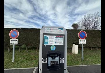 Parking en face du marché_La Brée-les-Bains