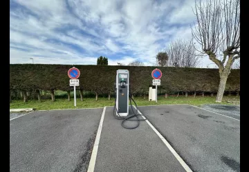 Parking en face du marché_La Brée-les-Bains