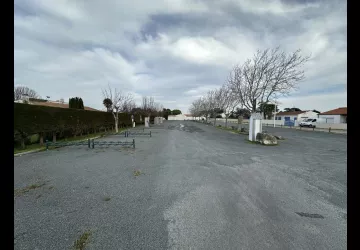 Parking en face du marché_La Brée-les-Bains