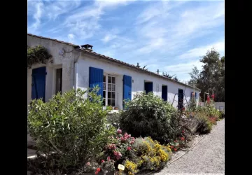 Maison vue depuis l'allée