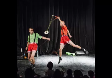 Théâtre de rue - Une balle entre nous - Les Zigomatiks_Saint-Trojan-les-Bains
