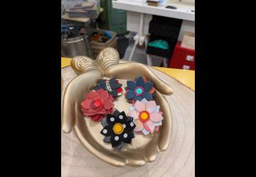 Atelier Créatif Cuir - Bijoux «flower power», monté en bague ou broche, au choix._Marennes-Hiers-Brouage