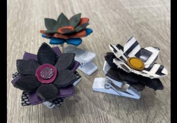 Atelier Créatif Cuir à Brouage- Bijoux «flower power», monté en bague ou broche, au choix._Marennes-Hiers-Brouage