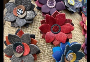 Atelier Créatif Cuir à Brouage- Bijoux «flower power», monté en bague ou broche, au choix._Marennes-Hiers-Brouage